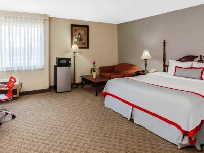 Ramada Plaza By Wyndham Garden Grove/anaheim South