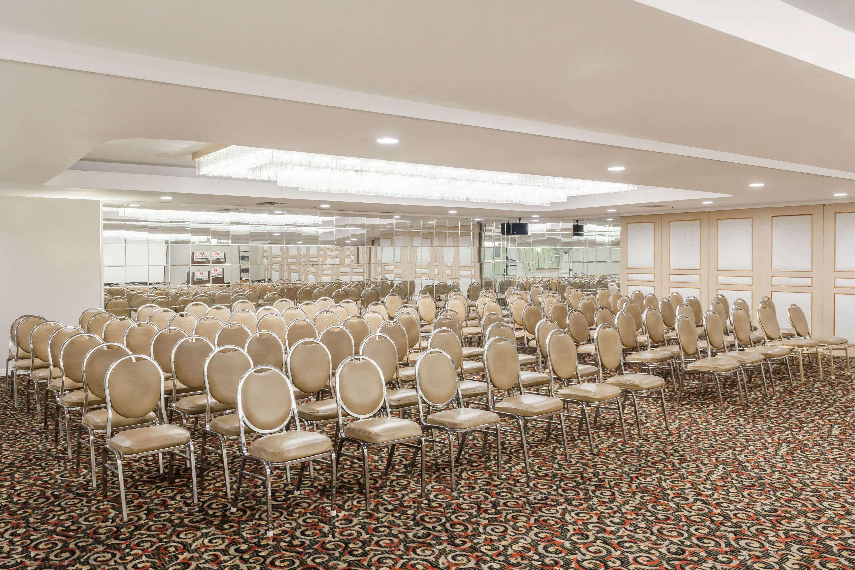 Ramada Plaza By Wyndham Garden Grove/anaheim South Hotel